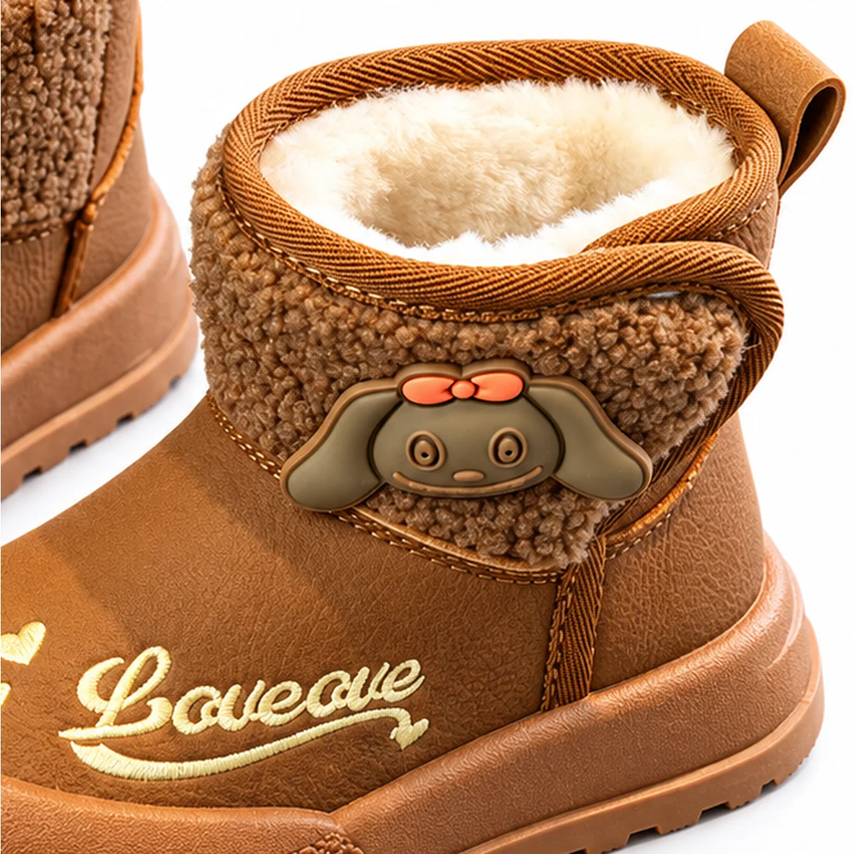 gros plan du haut des bottines fille caramel fourrees a ecusson et semelle epaisse