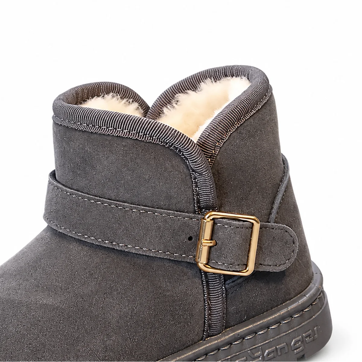 gros plan du haut des bottines fille grises fourrees a bride et boucle