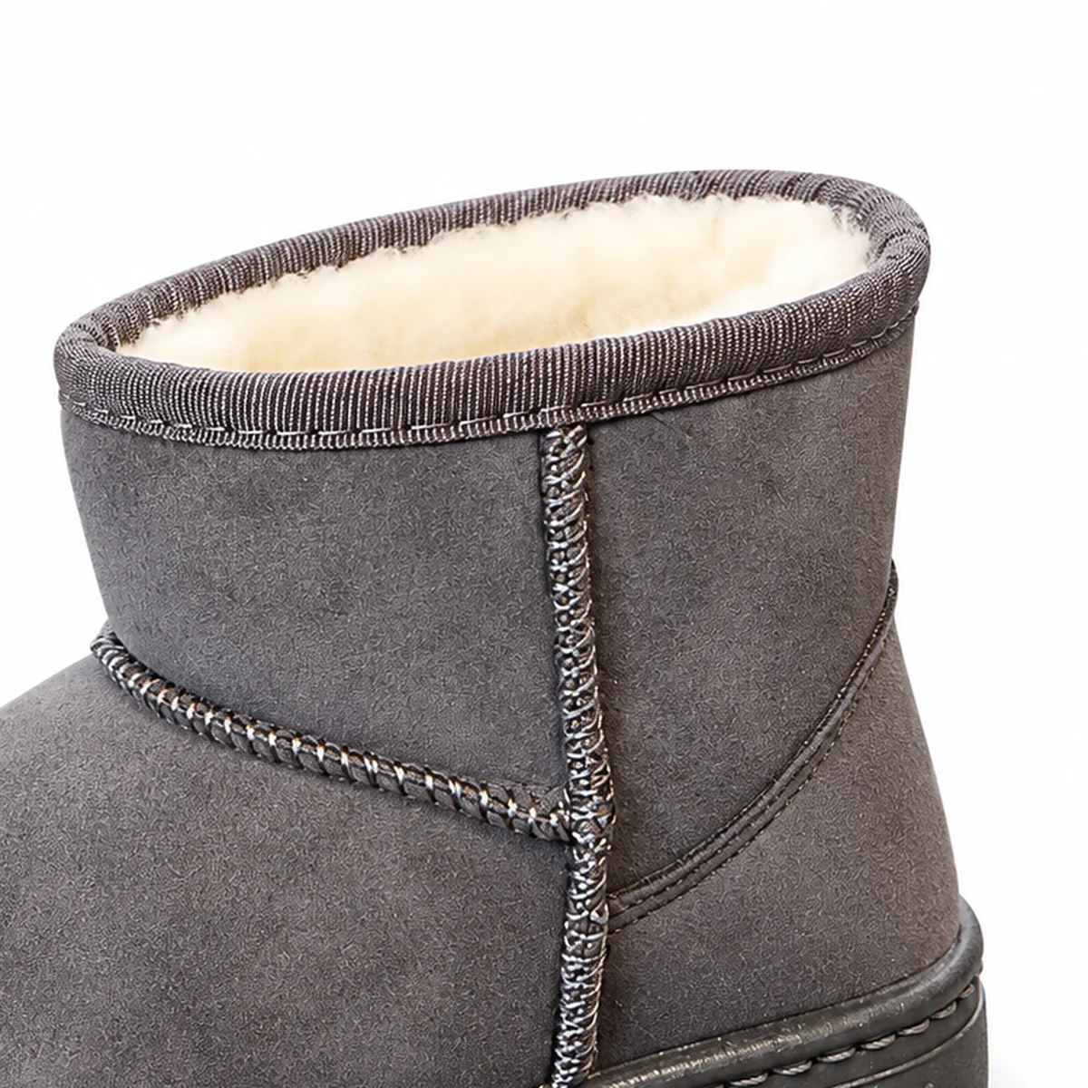 gros plan du haut des bottines fille grises fourrees a enfiler
