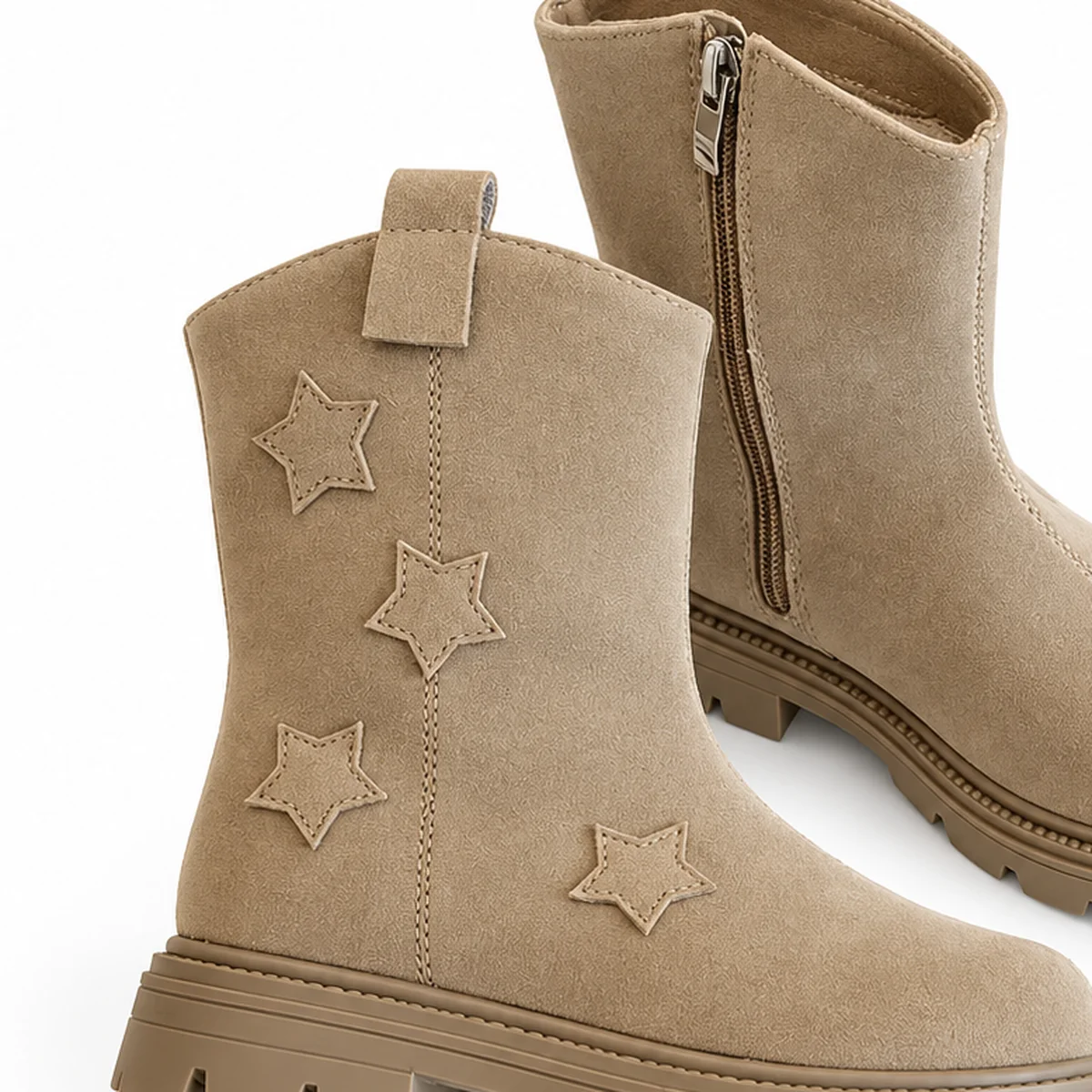 gros plan du haut des bottines fille kaki fourrees a etoiles et zip