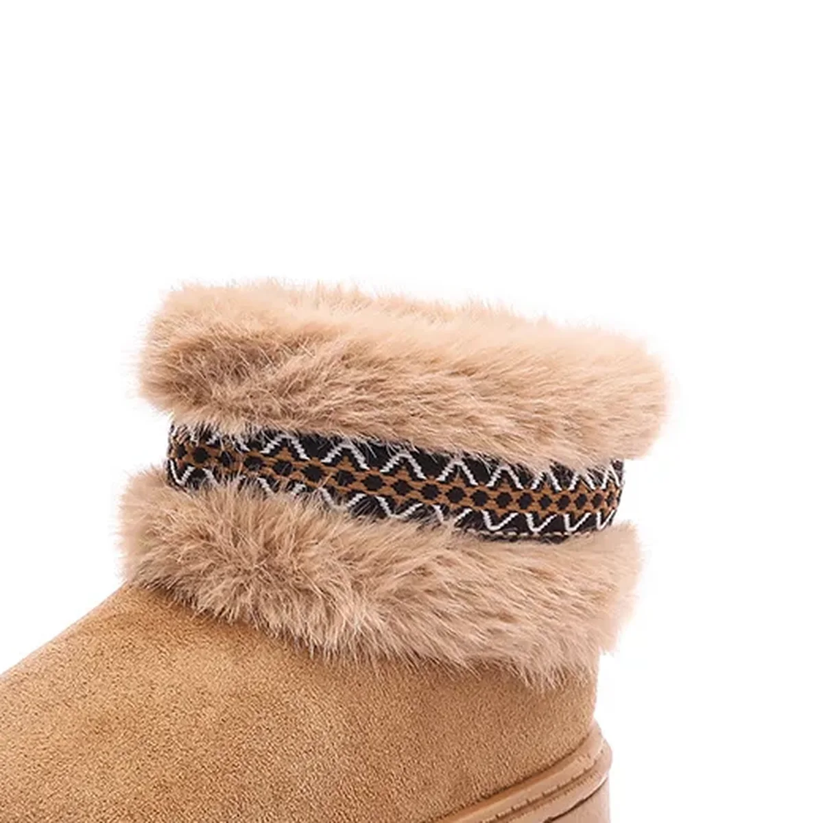 gros plan du haut des bottines fille marron fourrees a plateforme