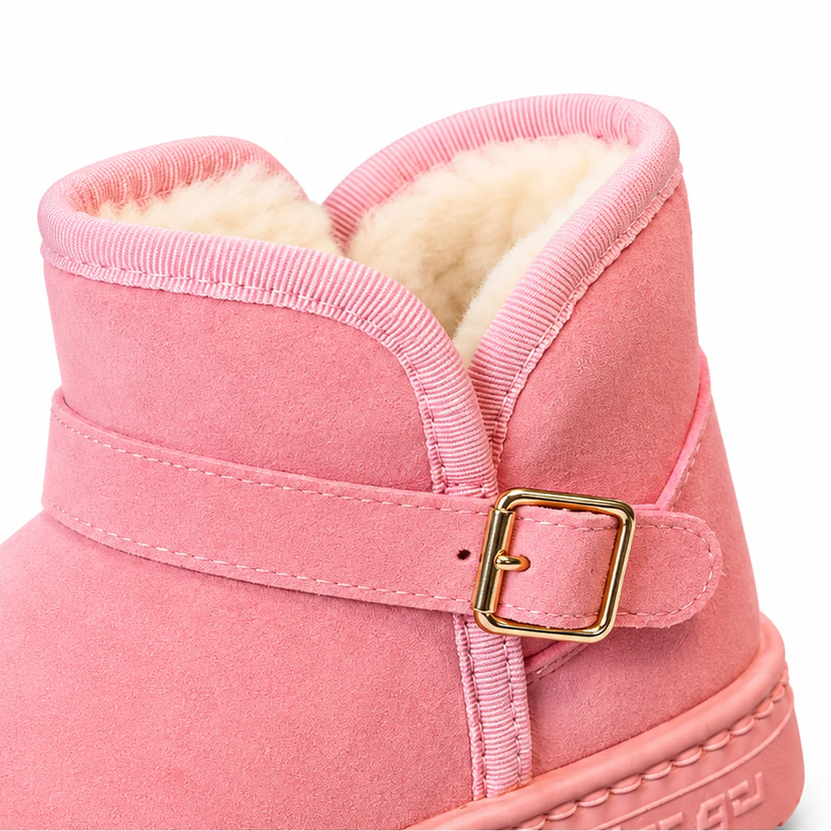 gros plan du haut des bottines fille roses fourrees a bride et boucle