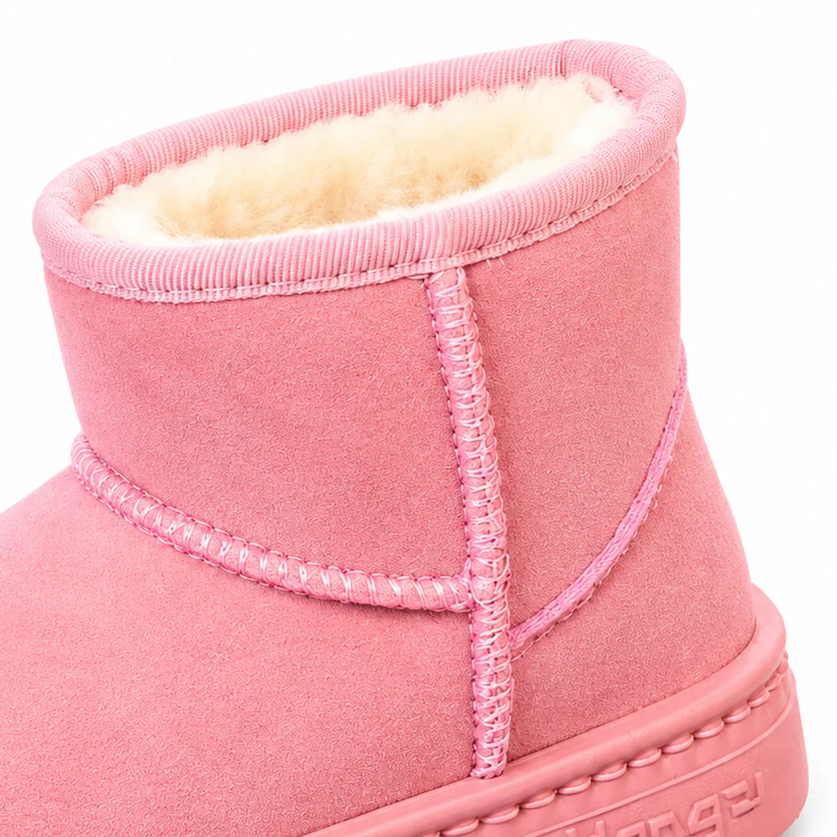 gros plan du haut des bottines fille roses fourrees a enfiler