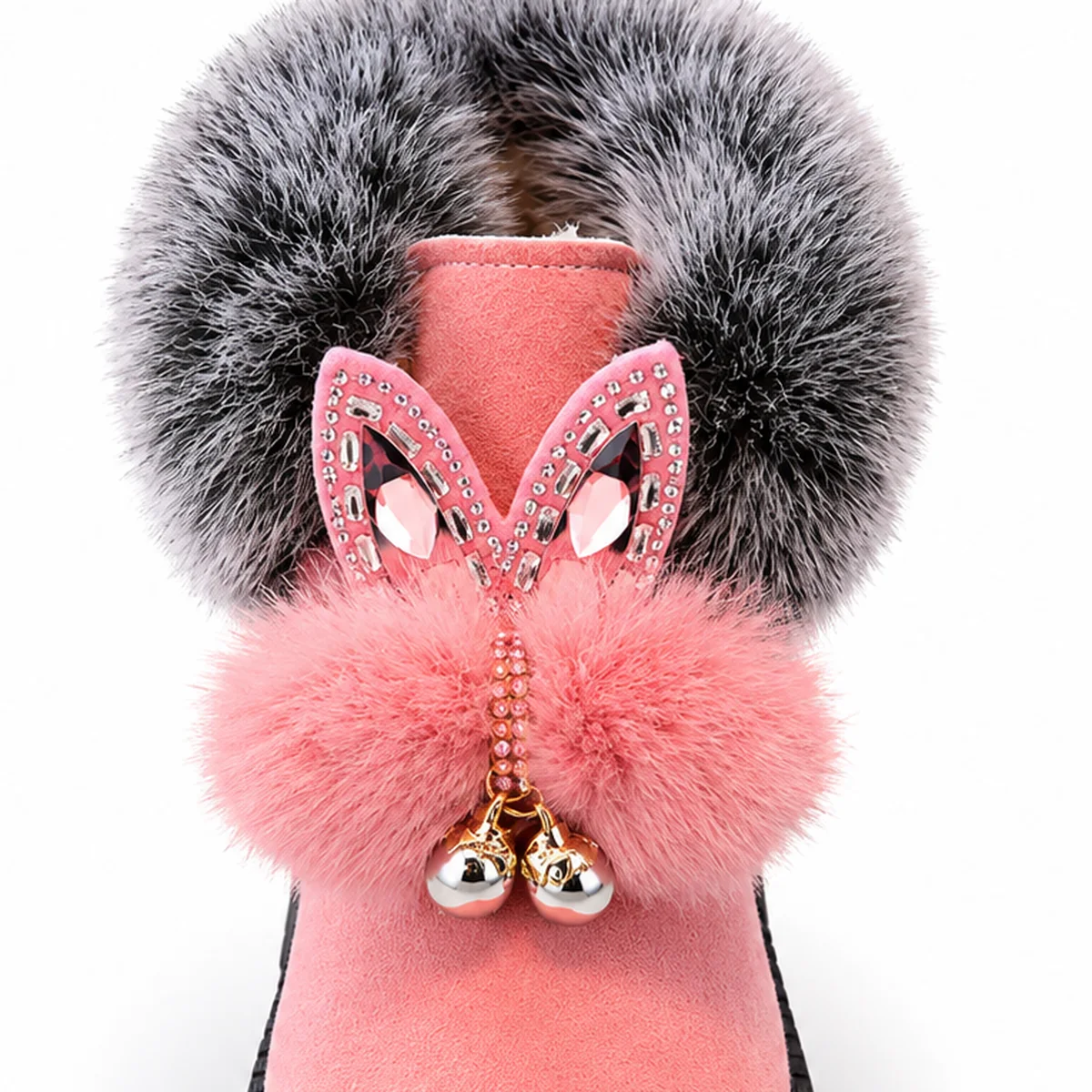 gros plan du haut des bottines fille roses fourrees a oreilles de lapin