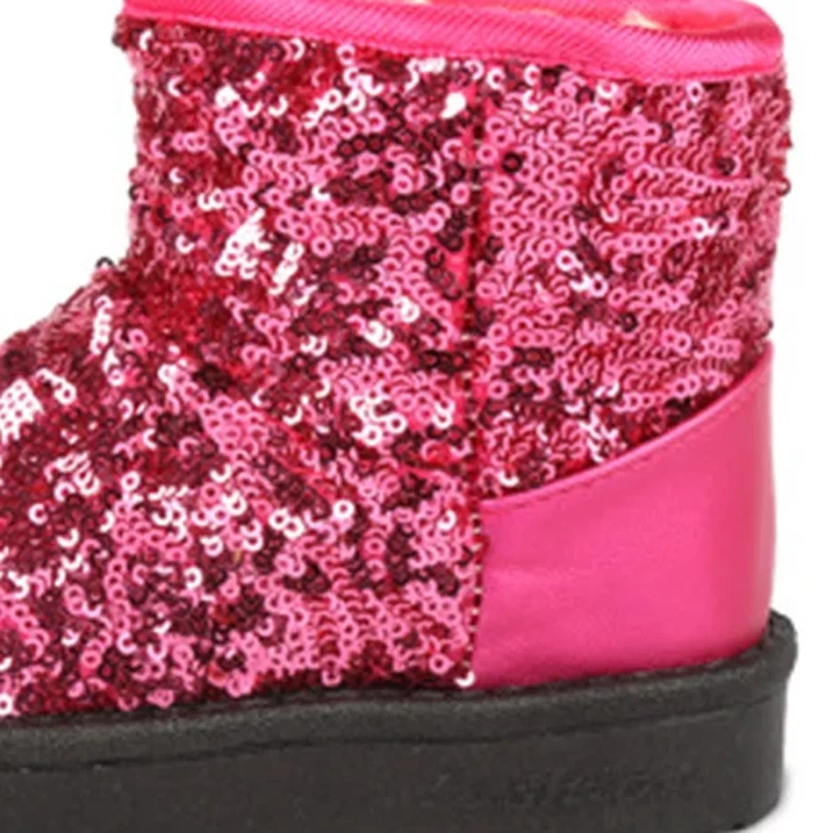 gros plan du haut des bottines fille roses fourrees a sequins