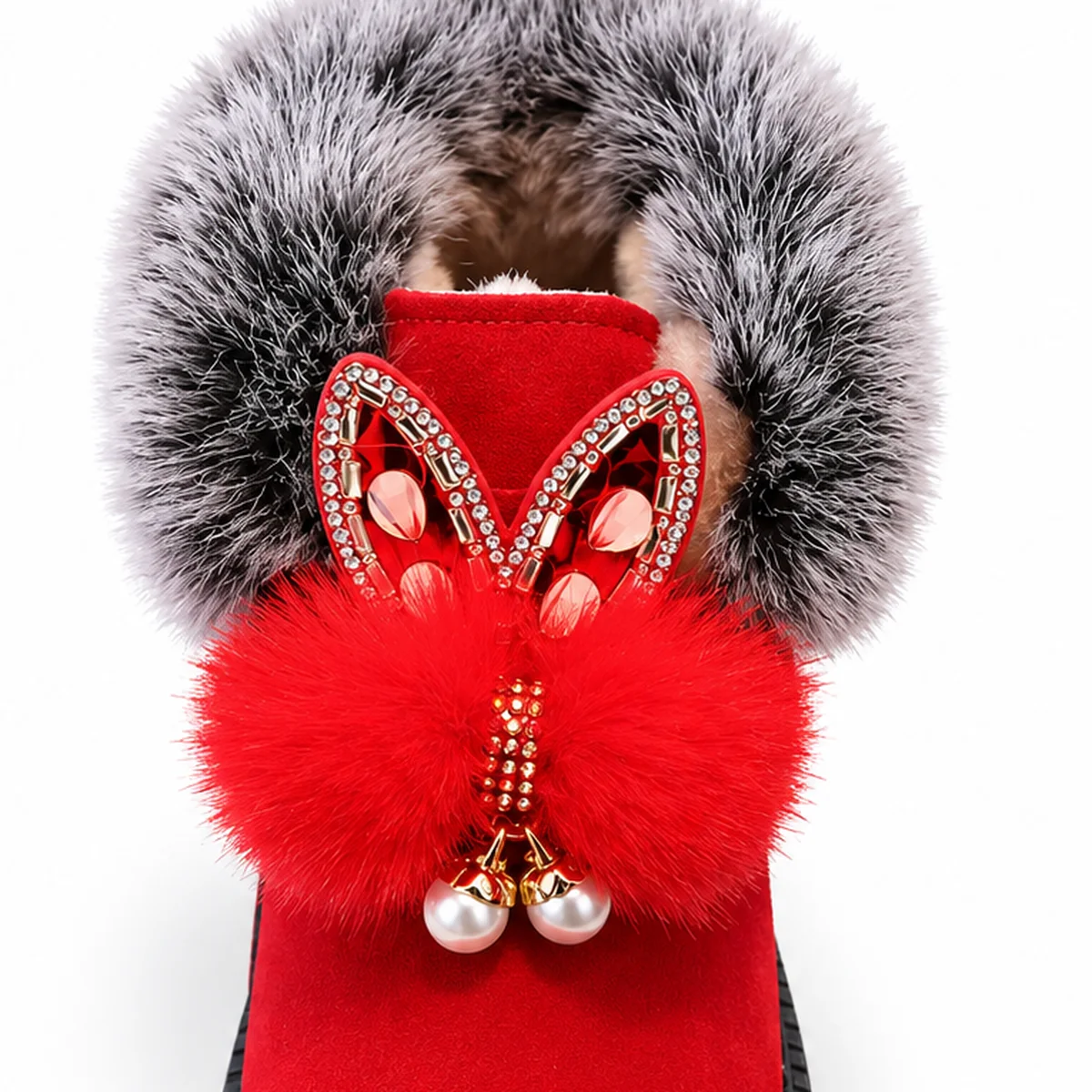 gros plan du haut des bottines fille rouges fourrees a oreilles de lapin