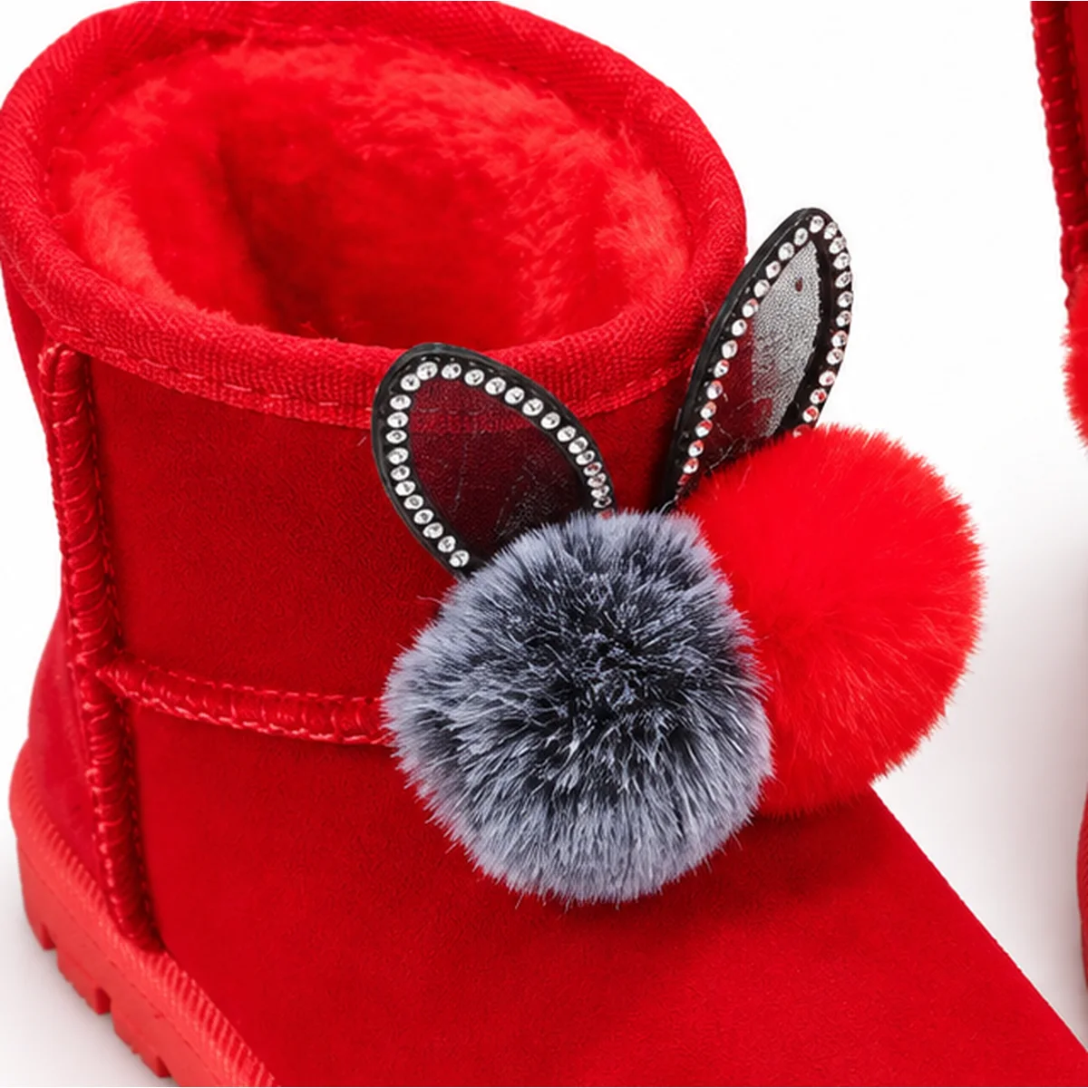 gros plan du haut des bottines fille rouges fourrees lapin a pompons