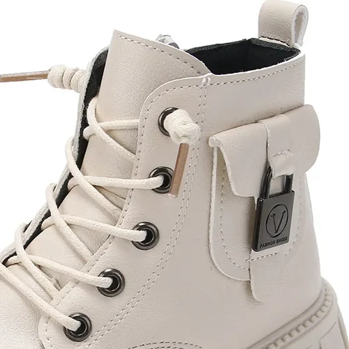 gros plan du haut des bottines garcon beiges a lacets et zip