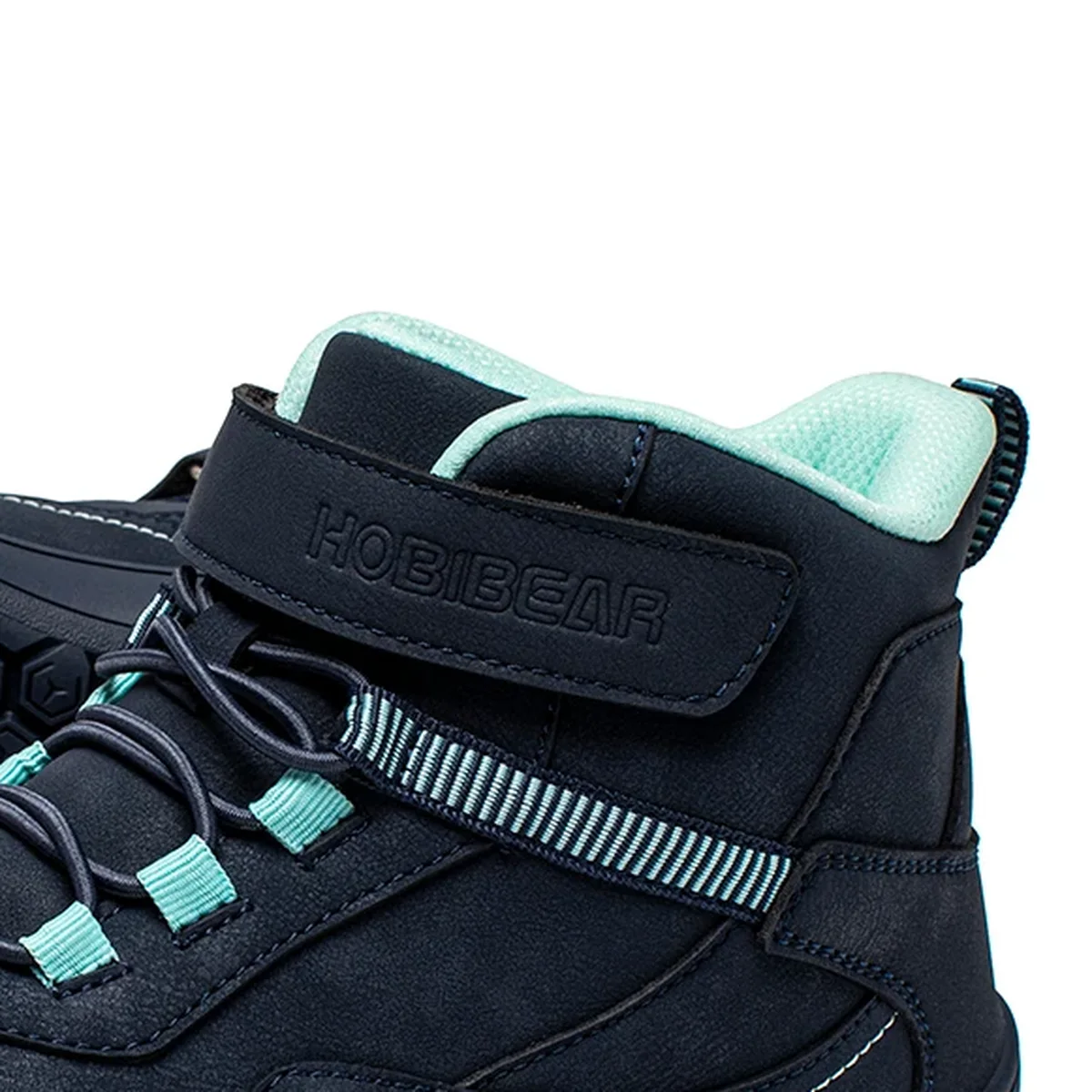 gros plan du haut des bottines garcon bleues a bout large et scratch
