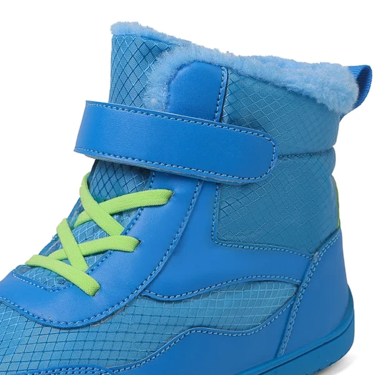gros plan du haut des bottines garcon bleues fourrees a bout large