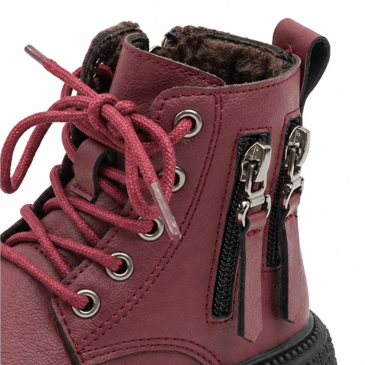 gros plan du haut des bottines garcon bordeaux fourrees a lacets et zips