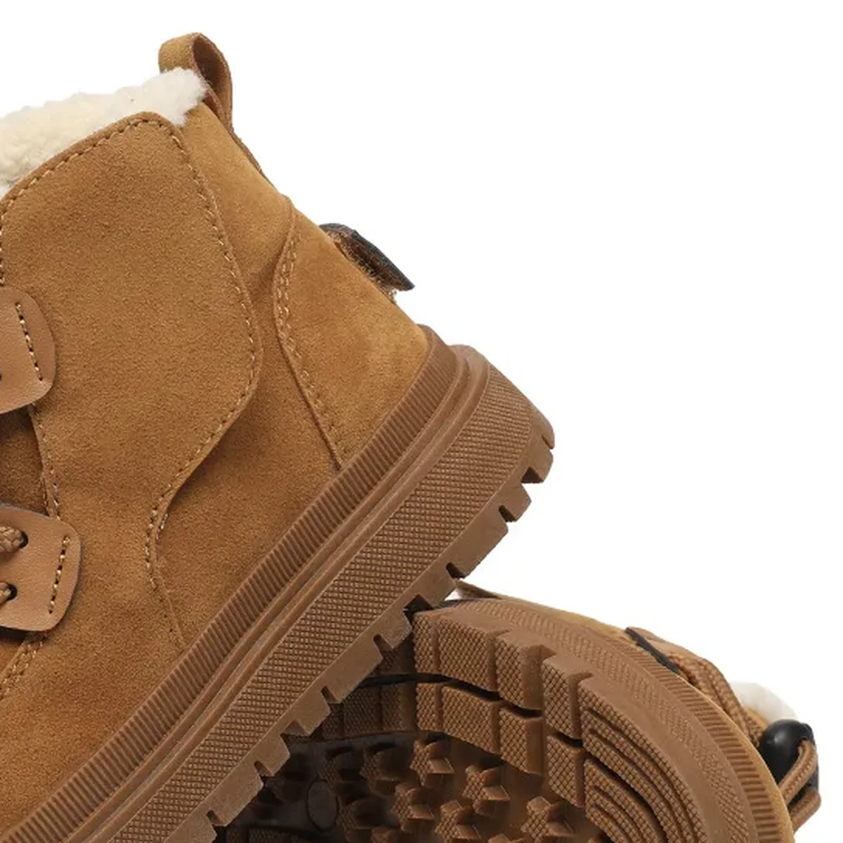 gros plan du haut des bottines garcon camel a lacets et col fourre