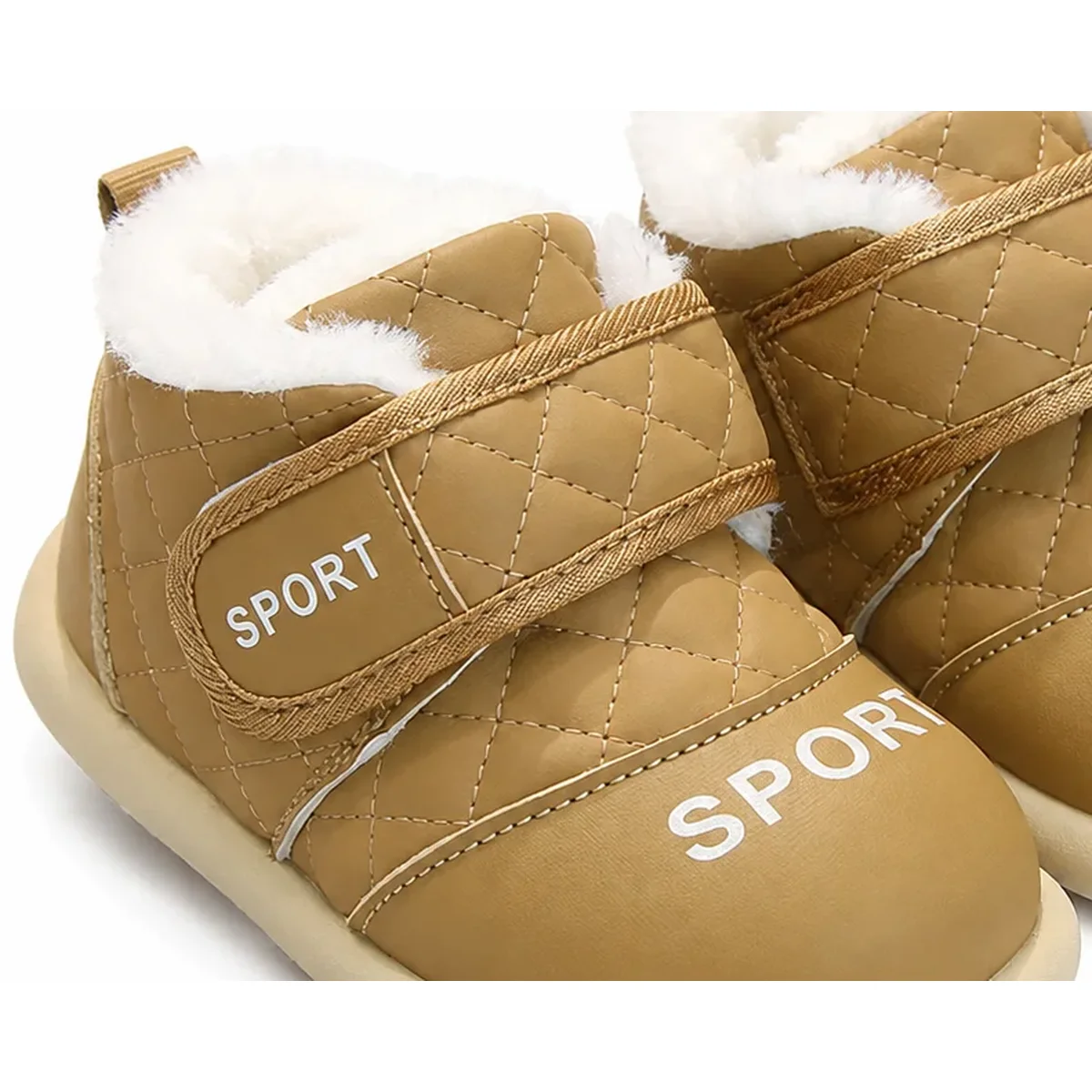 gros plan du haut des bottines garcon camel fourrees a scratch