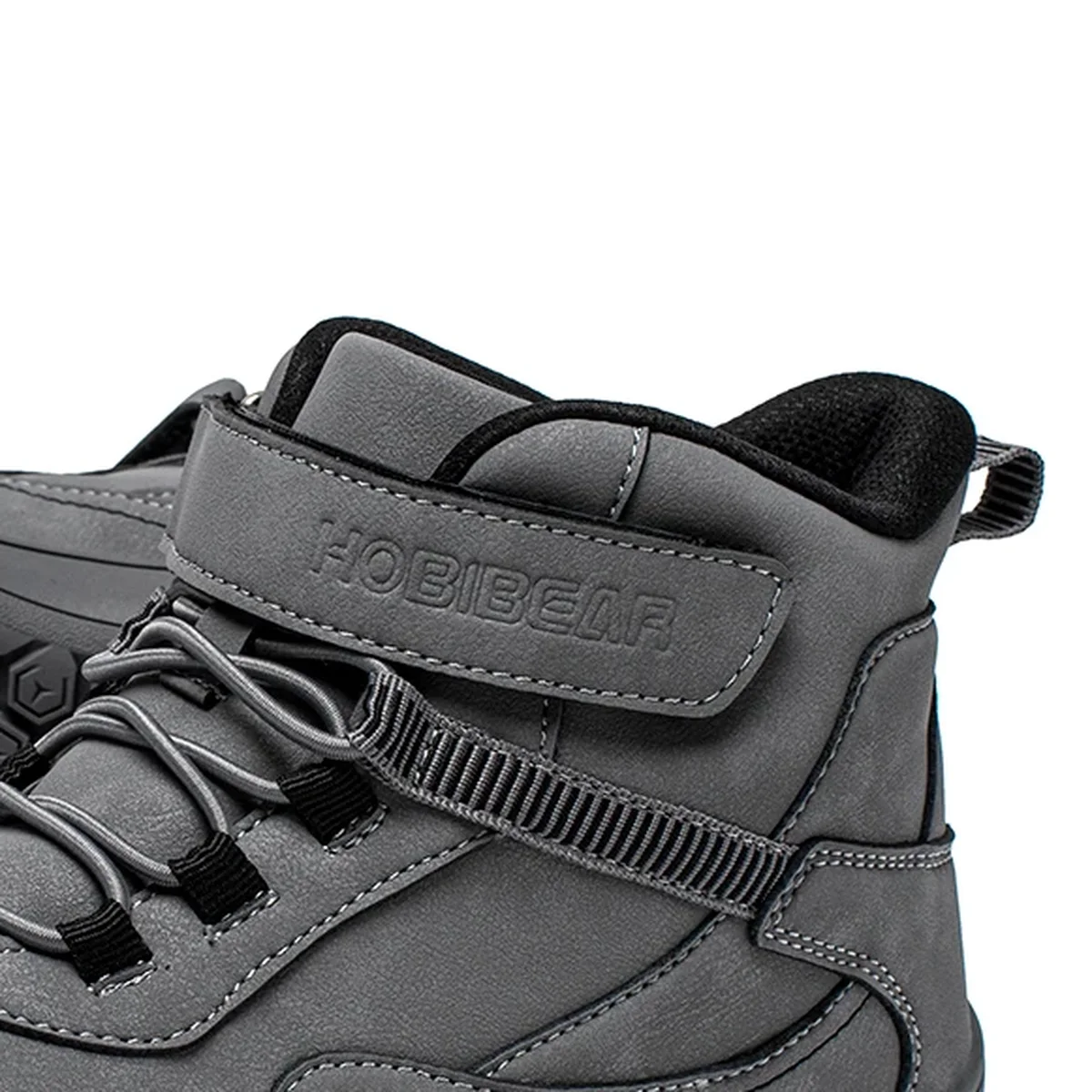 gros plan du haut des bottines garcon grises a bout large et scratch