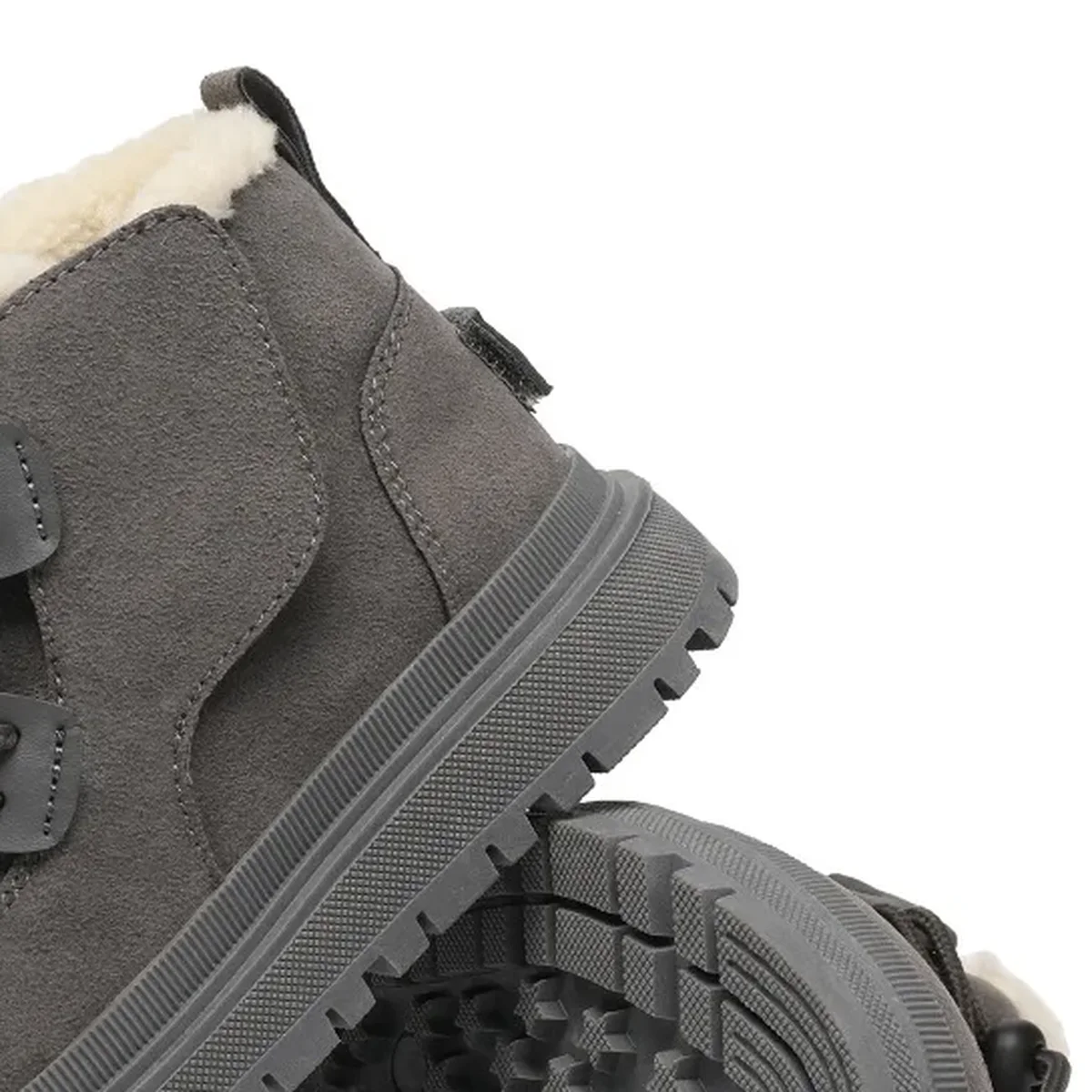 gros plan du haut des bottines garcon grises a lacets et col fourre