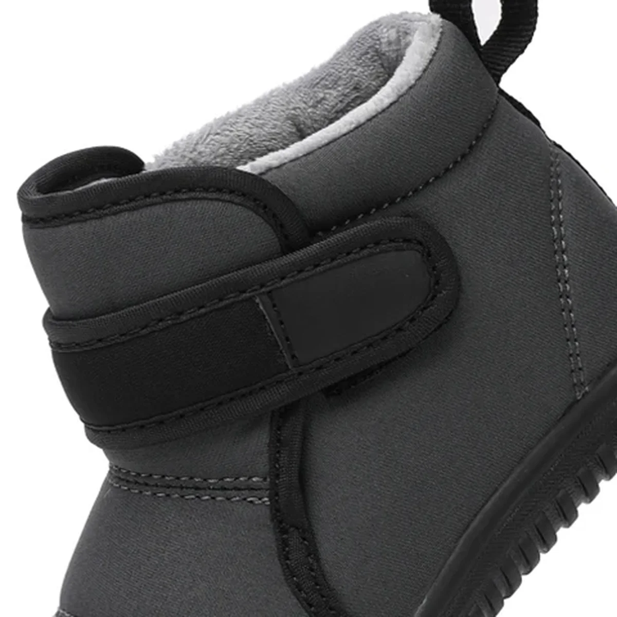gros plan du haut des bottines garcon grises fourrees a scratch