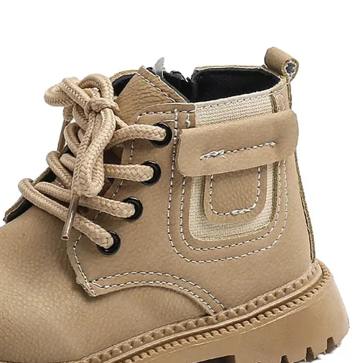 gros plan du haut des bottines garcon kaki taupe a lacets et bride