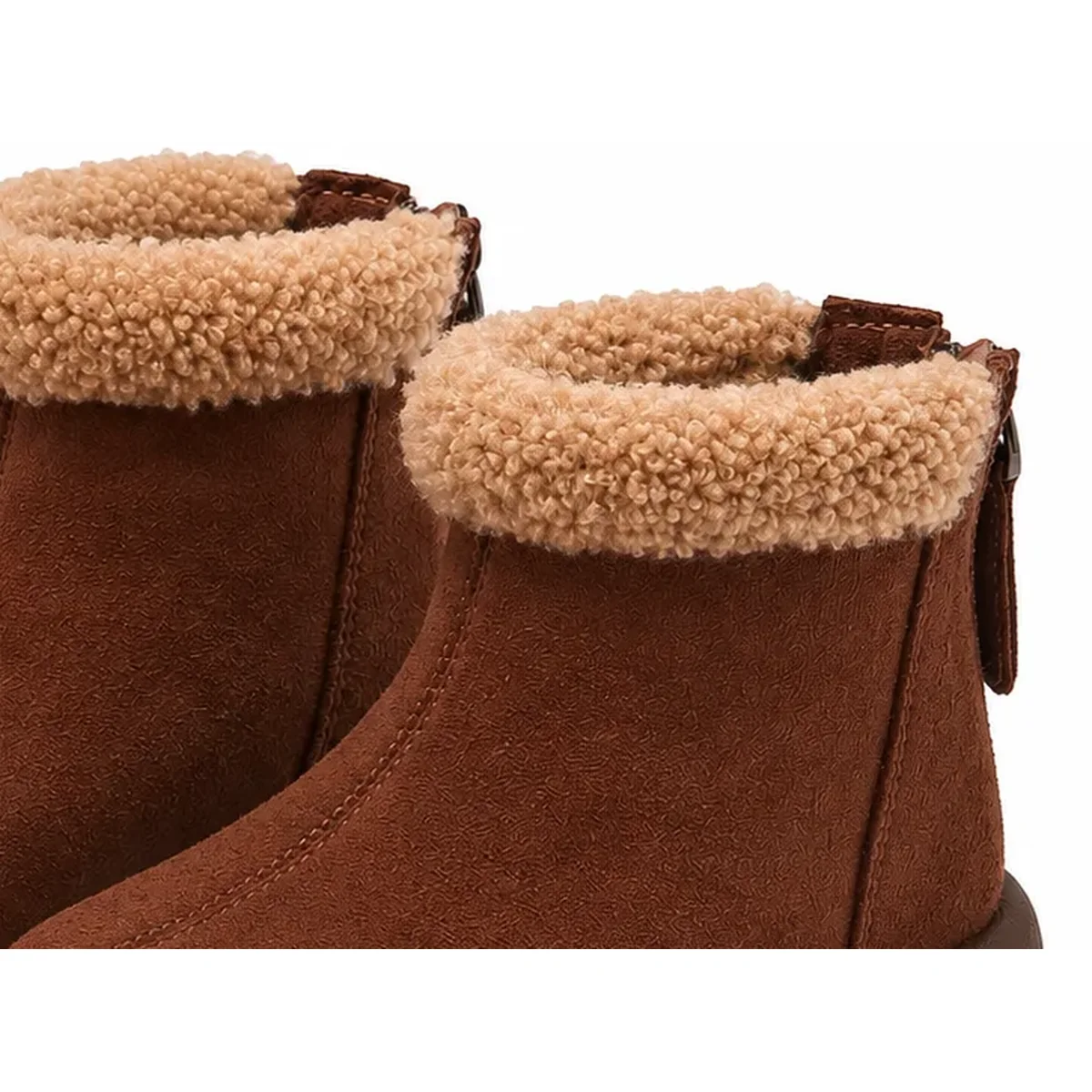 gros plan du haut des bottines garcon marron en microfibre a zip