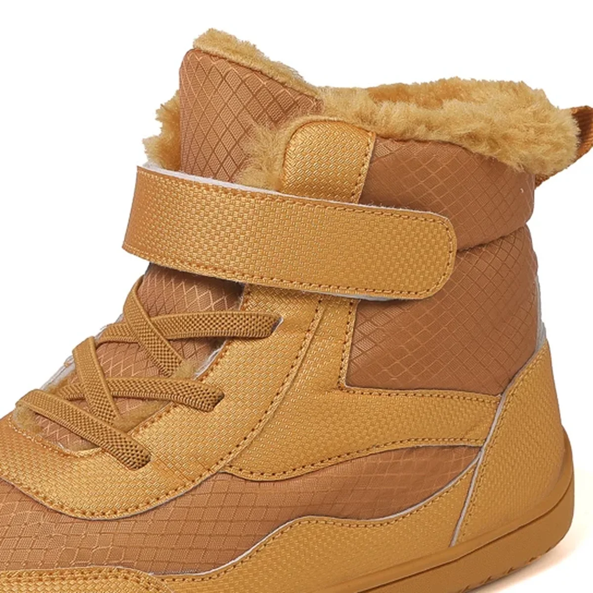 gros plan du haut des bottines garcon marron fourrees a bout large