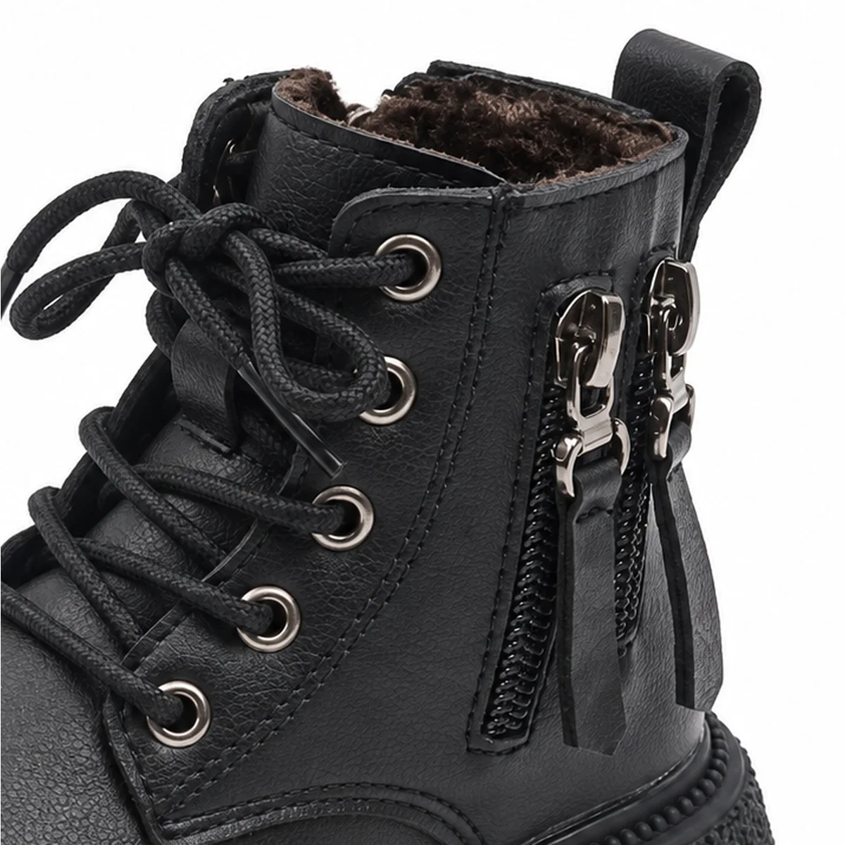 gros plan du haut des bottines garcon noires fourrees a lacets et zips