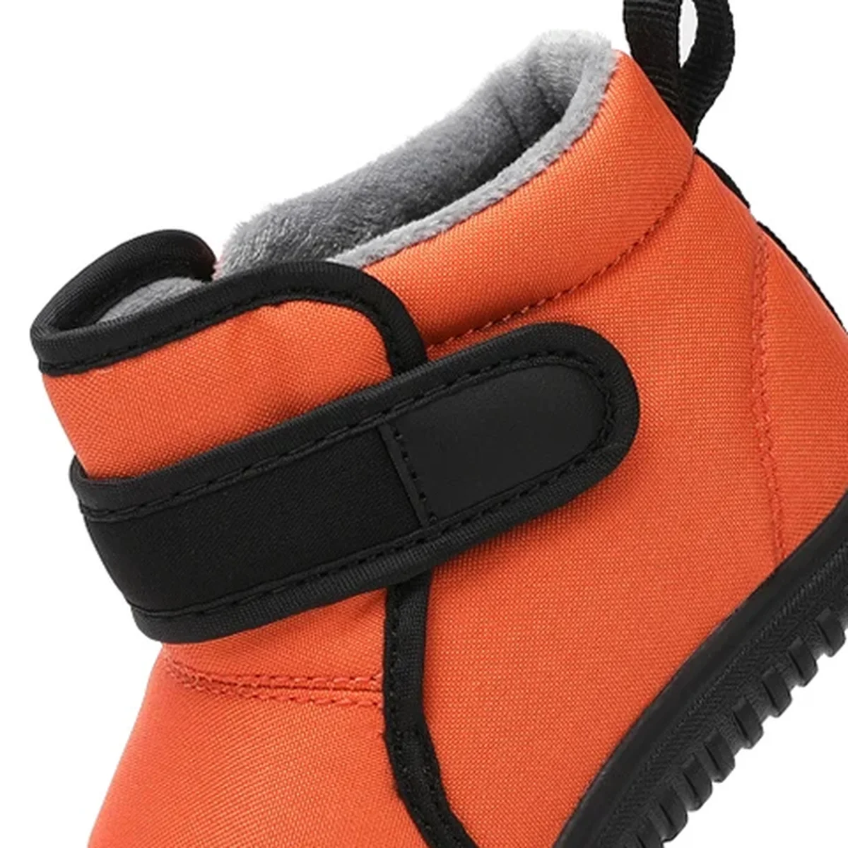 gros plan du haut des bottines garcon orange fourrees a scratch