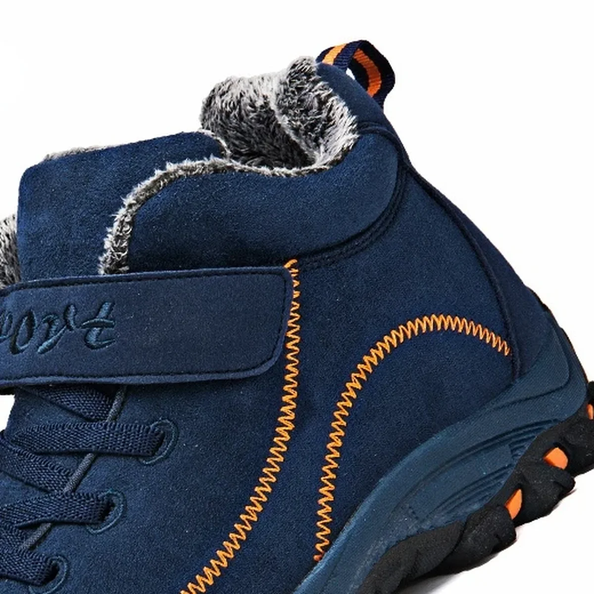 gros plan du haut des bottines homme bleues fourrees a lacets et scratch
