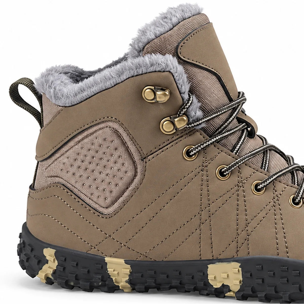 gros plan du haut des bottines homme kaki taupe fourrees a lacets