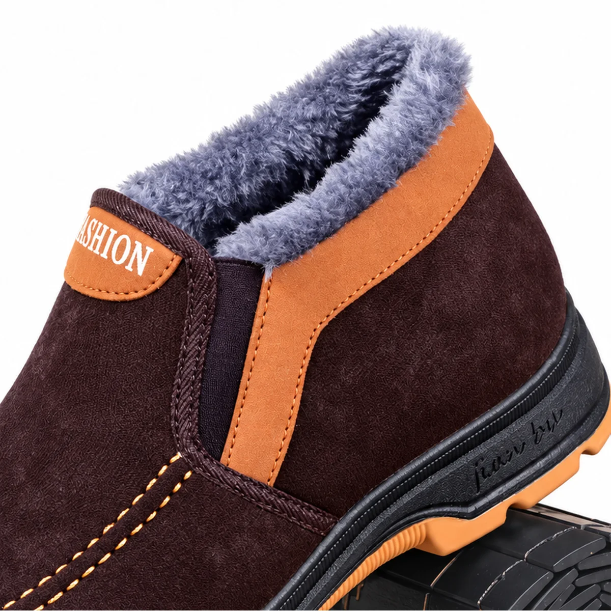 gros plan du haut des bottines homme marron fourrees style mocassin