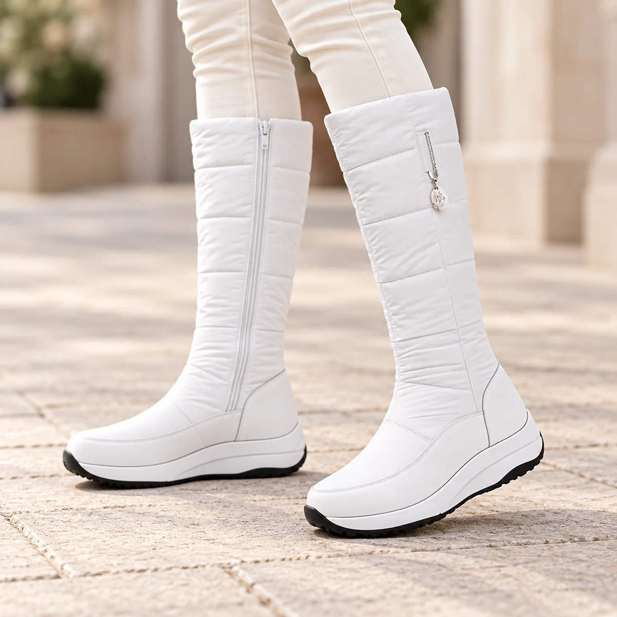 44187 17b bottes femme blanches hautes fourrees porte