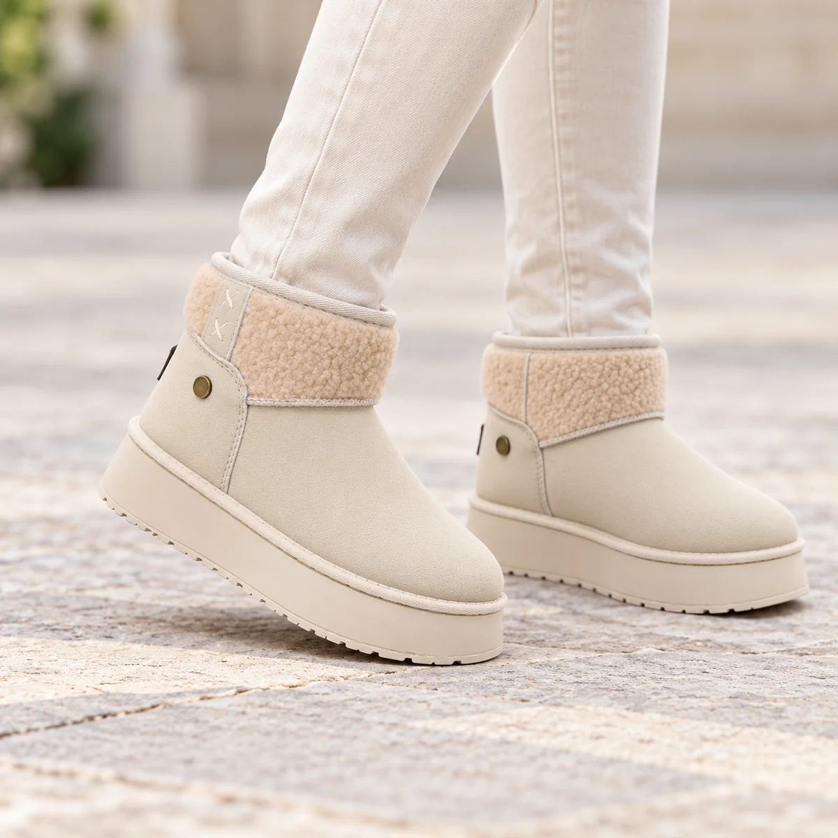 44237 16b bottines femme blanches fourrees a riv porte