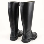 Bottes cavalières pour homme noires en cuir lisse portant élégamment