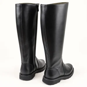 Bottes cavalières pour homme noires en cuir lisse portant élégamment