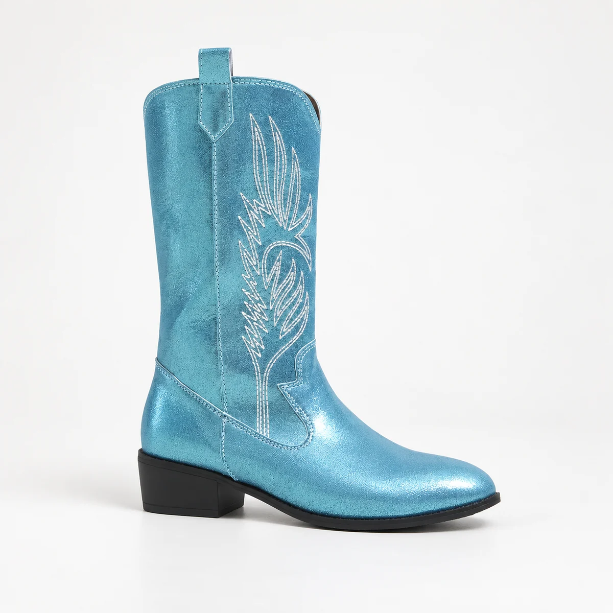 Bottes cowboy femme bleues brillantes à broderies claires — vue de profil sur fond clair