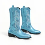 Bottes cowboy femme bleues brillantes à broderies claires — vue principale sur fond clair