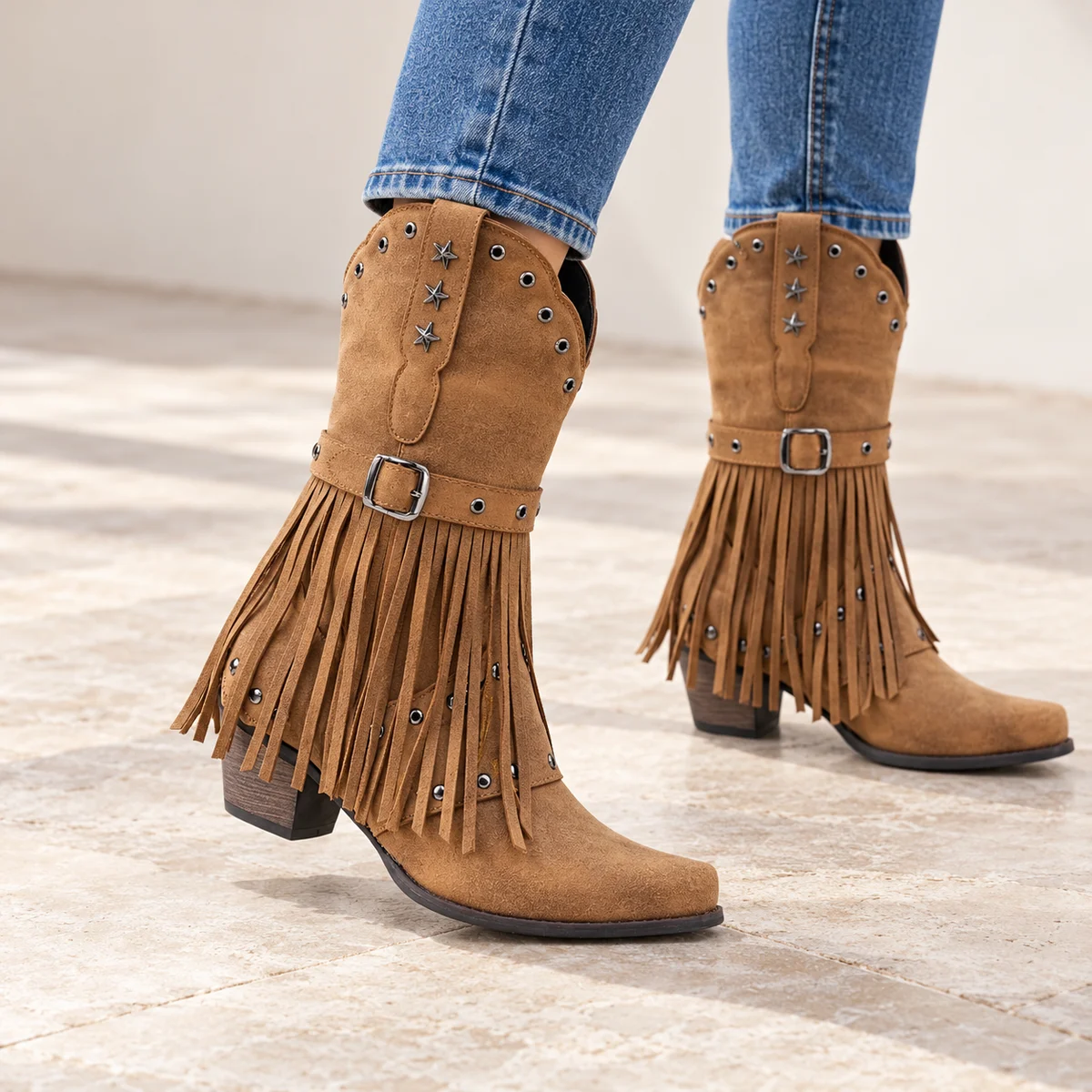 Détails des franges et boucle sur bottes cowboy femme camel