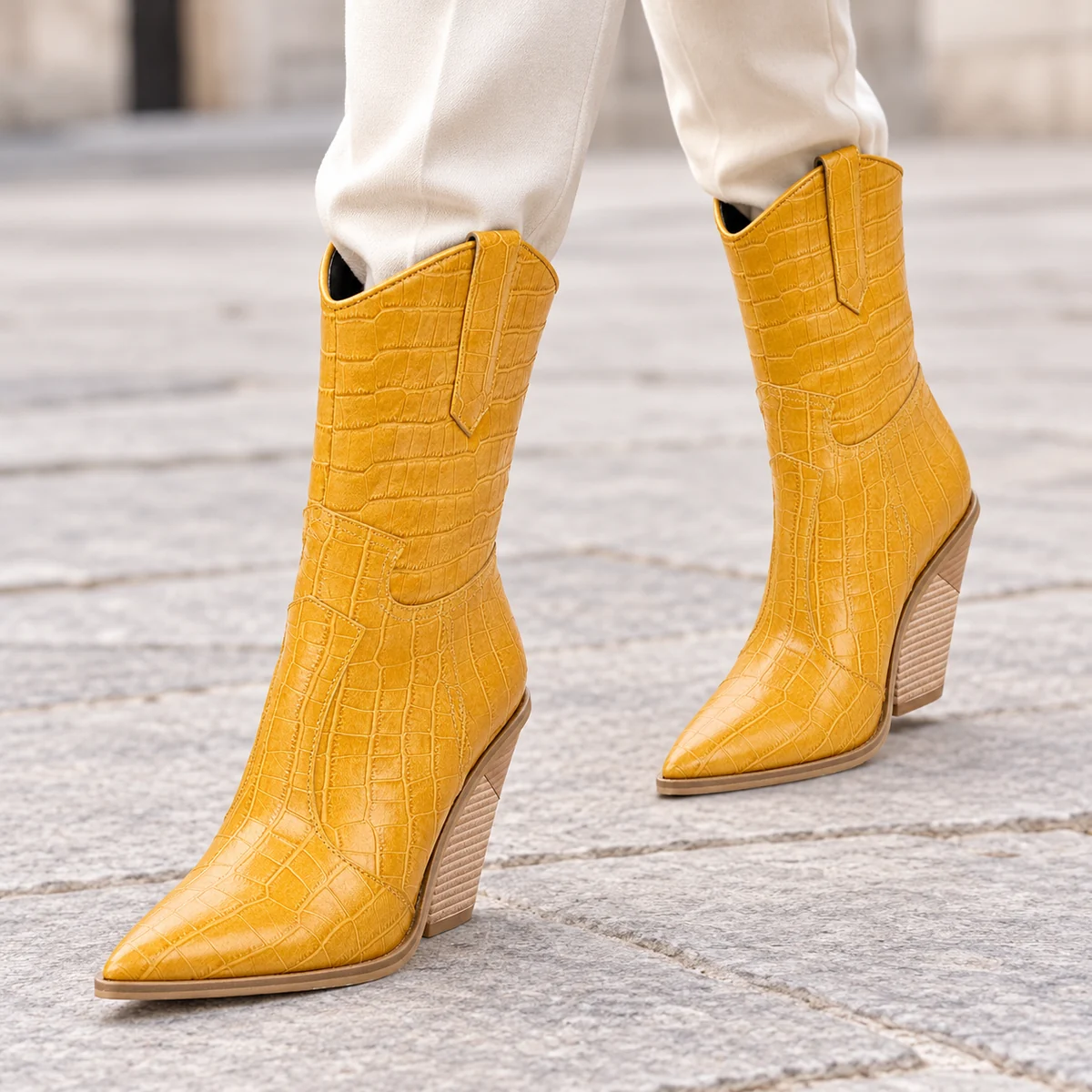 Chaussures cowboy féminines jaunes avec texture croco et talon haut