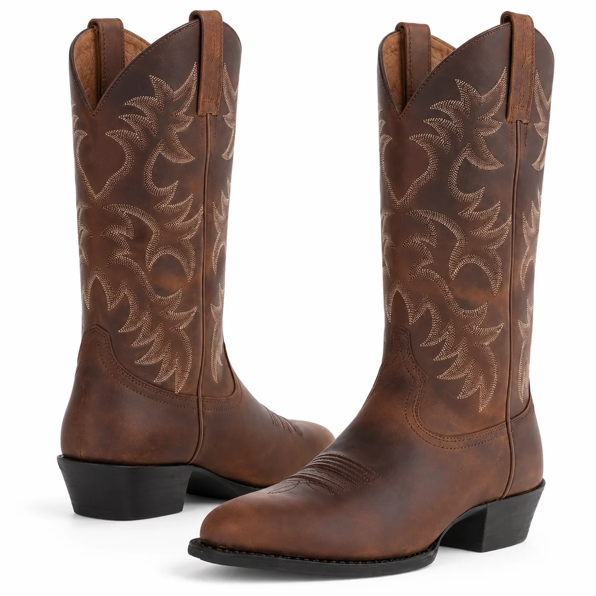 Vue rapprochée des broderies ton sur ton sur bottes cowboy femme marron
