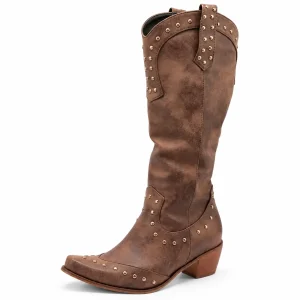Bottes cowboy femme marron avec petits clous décoratifs en gros plan