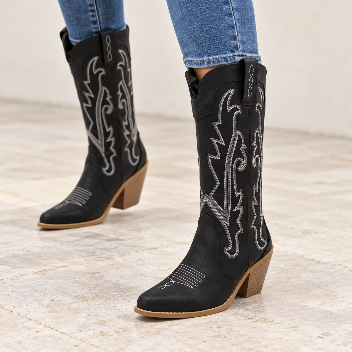 Chaussures feminin cowboy noires à motifs de broderie grise