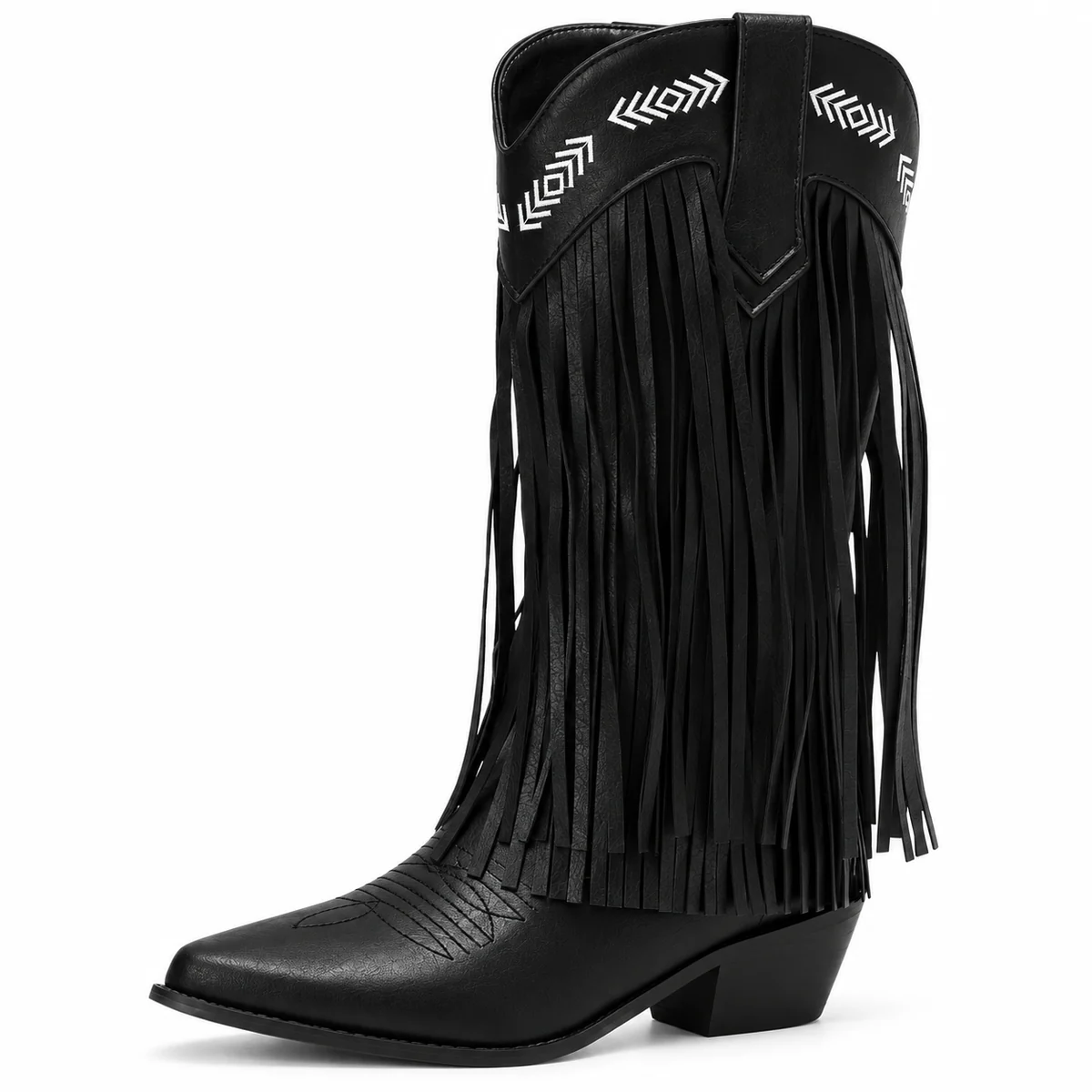 Femme portant des bottes cowboy noires à longues franges en extérieur
