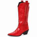 Bottes cowboy femmes rouges brillantes avec coutures décoratives sophistiquées