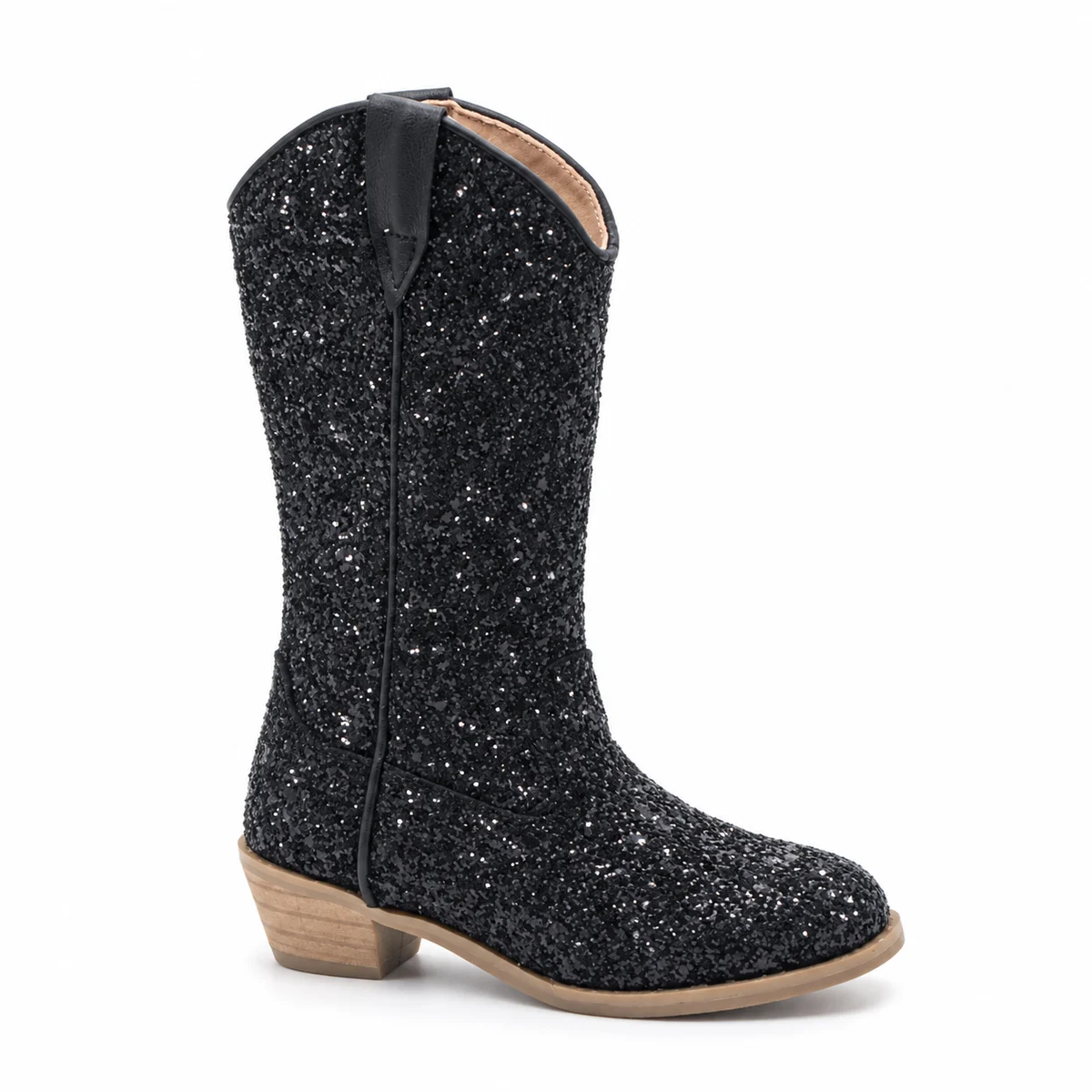 Enfant portant des bottes cowboy noires à finition pailletée, style western pour fille