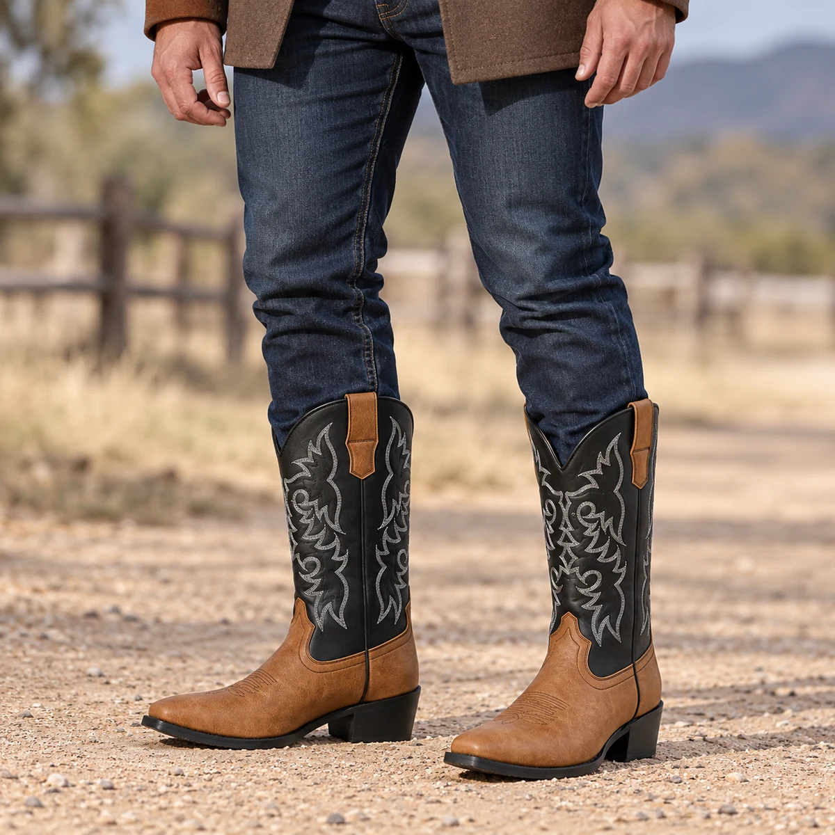 Homme portant des bottes cowboy bicolores à tige noire brodée.