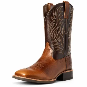 Bottes cowboy homme marron à motifs brodés, vue de trois quarts sur fond blanc