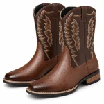Bottes cowboy marron à tige foncée brodée présentées sur fond blanc.