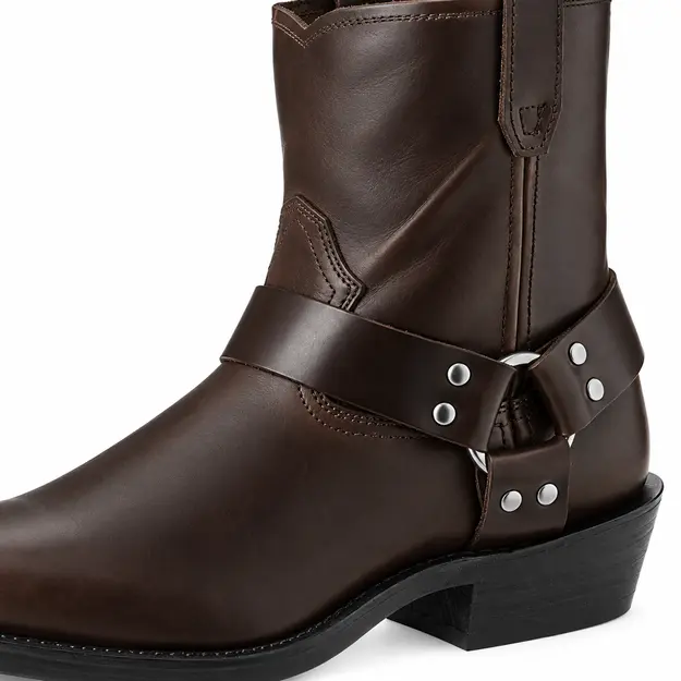 Bottes cowboy homme marron foncé à harnais, détail du harnais et de la fermeture