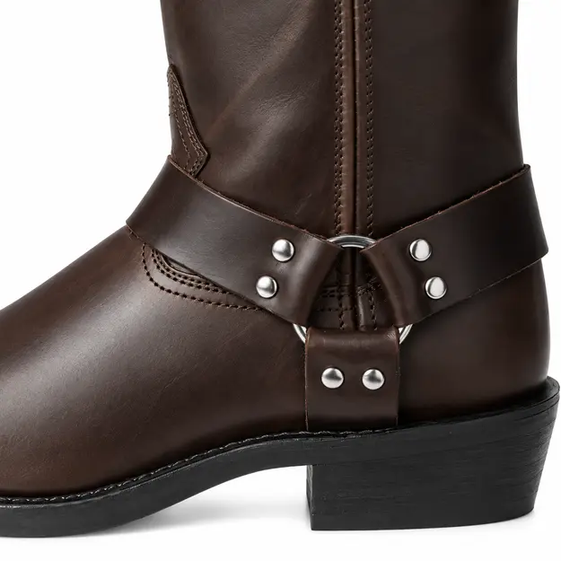 Bottes cowboy homme marron foncé mi-mollet à zip, détail du harnais et des rivets