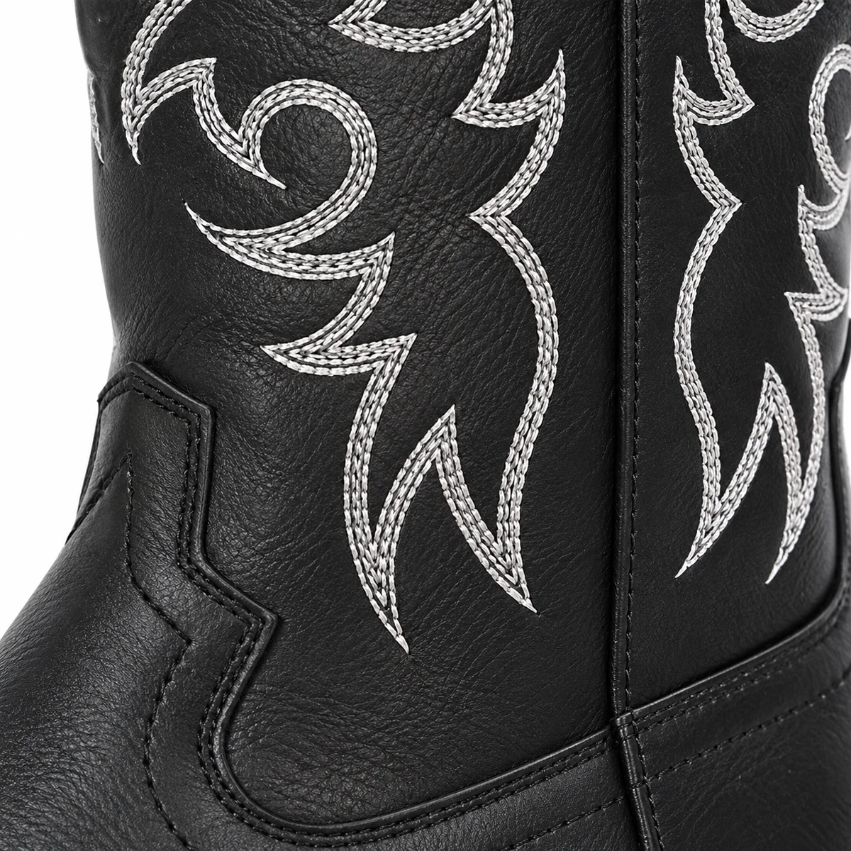Détail des matières et des finitions des bottes cowboy noires à arabesques claires.