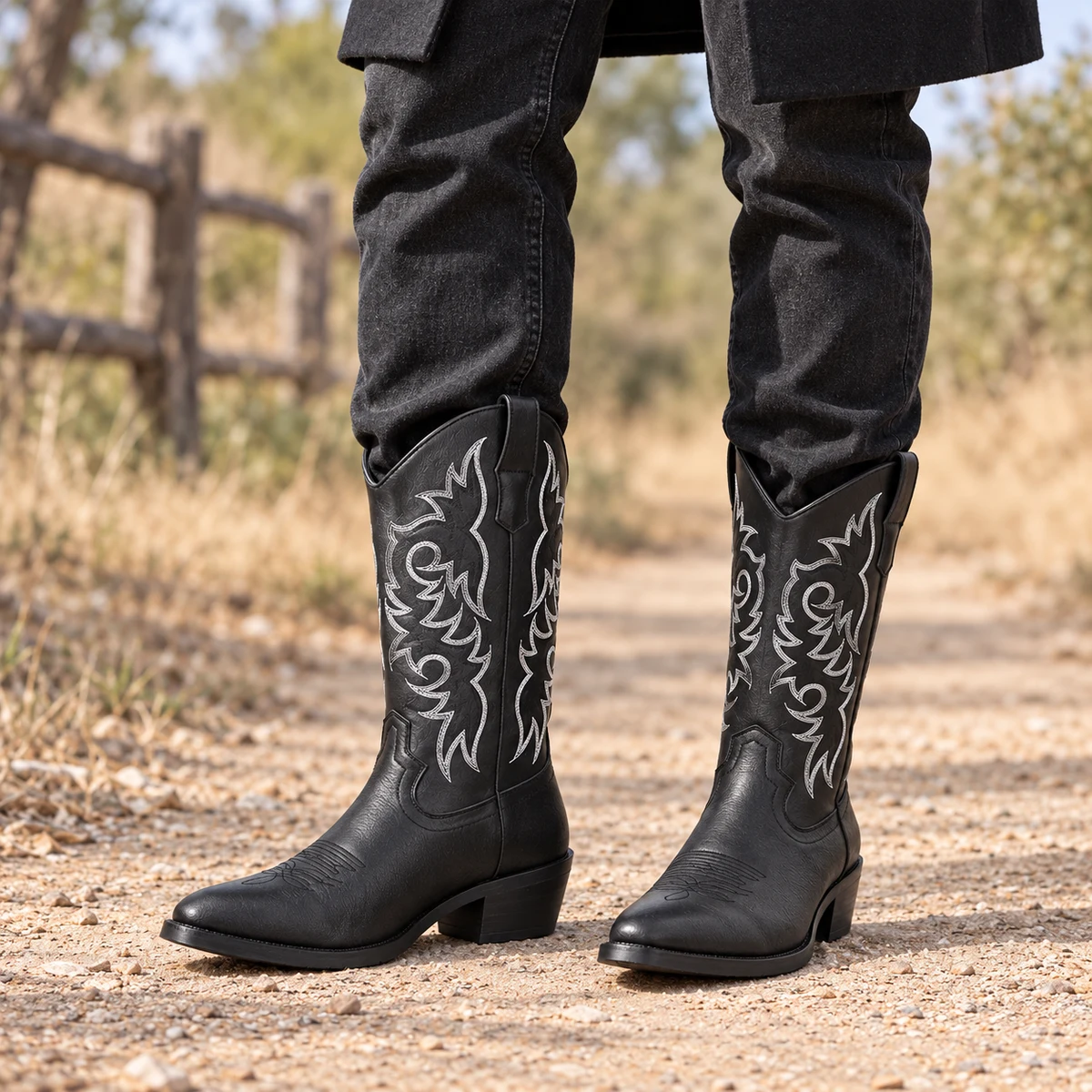 Homme portant des bottes cowboy noires à arabesques claires.