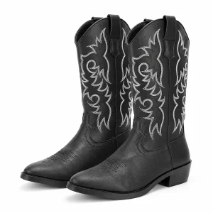 Paire de bottes cowboy noires à arabesques claires sur fond clair.